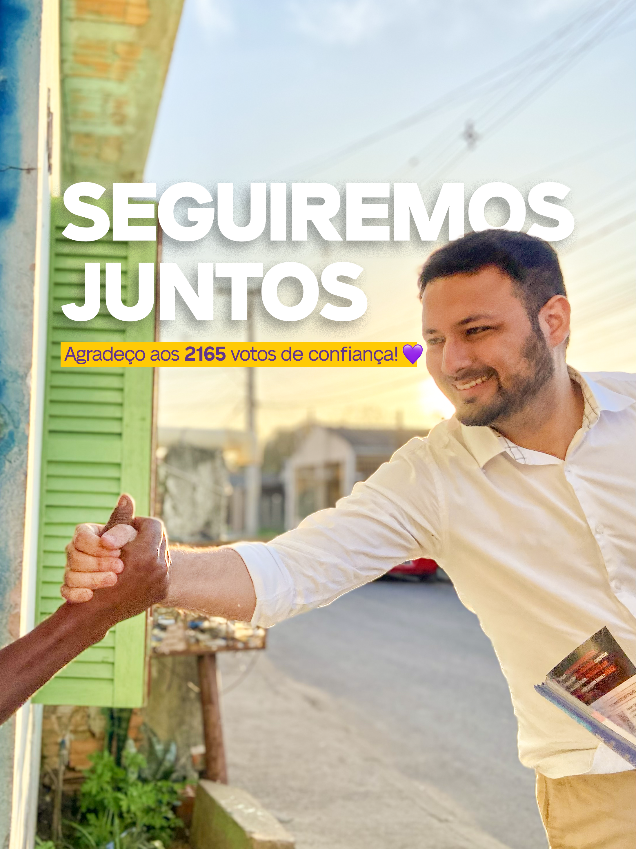 Imagem do vereador Fernando Luz apertando a mão de um amigo, com um céu azul ao fundo e a frase: "Seguiremos Juntos. Agradeço aos 2.165 votos de confiança."